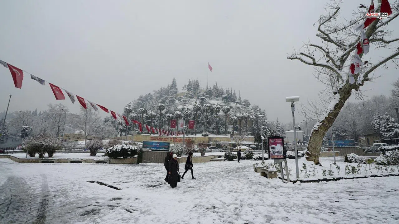 Yoğun kar nedeniyle eğitime ve kamuya 1 gün ara verildi