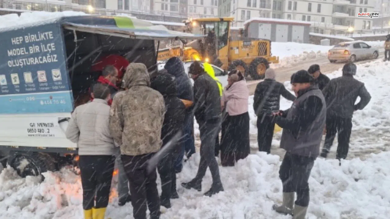 Yoğun kar nedeniyle TOKİ konutlarında vatandaşlara ekmek ulaştırıldı