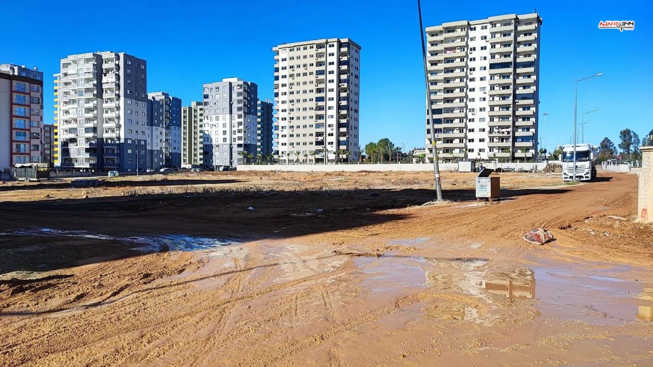 Mahalle sakinleri çamur içindeki yollara isyan etti