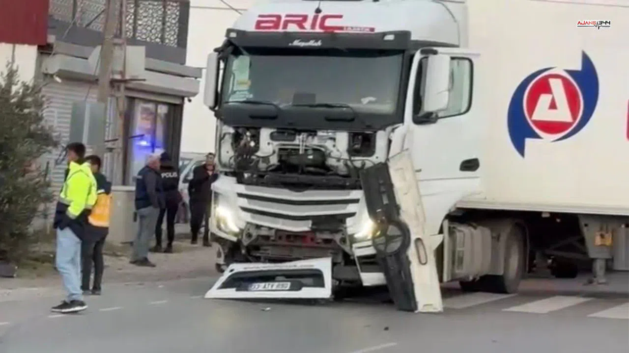 Zincirleme kazada devrilen minibüsten 18 yaralı çıktı