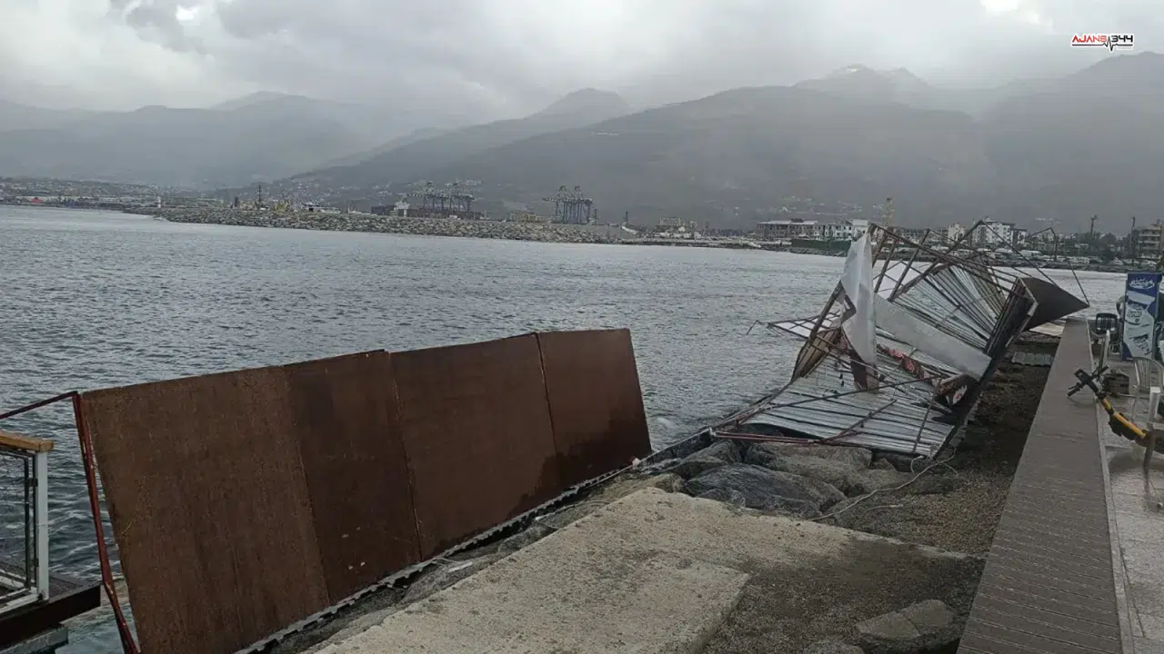 Fırtına Ramazan Çadırlarını Denize Sürükledi