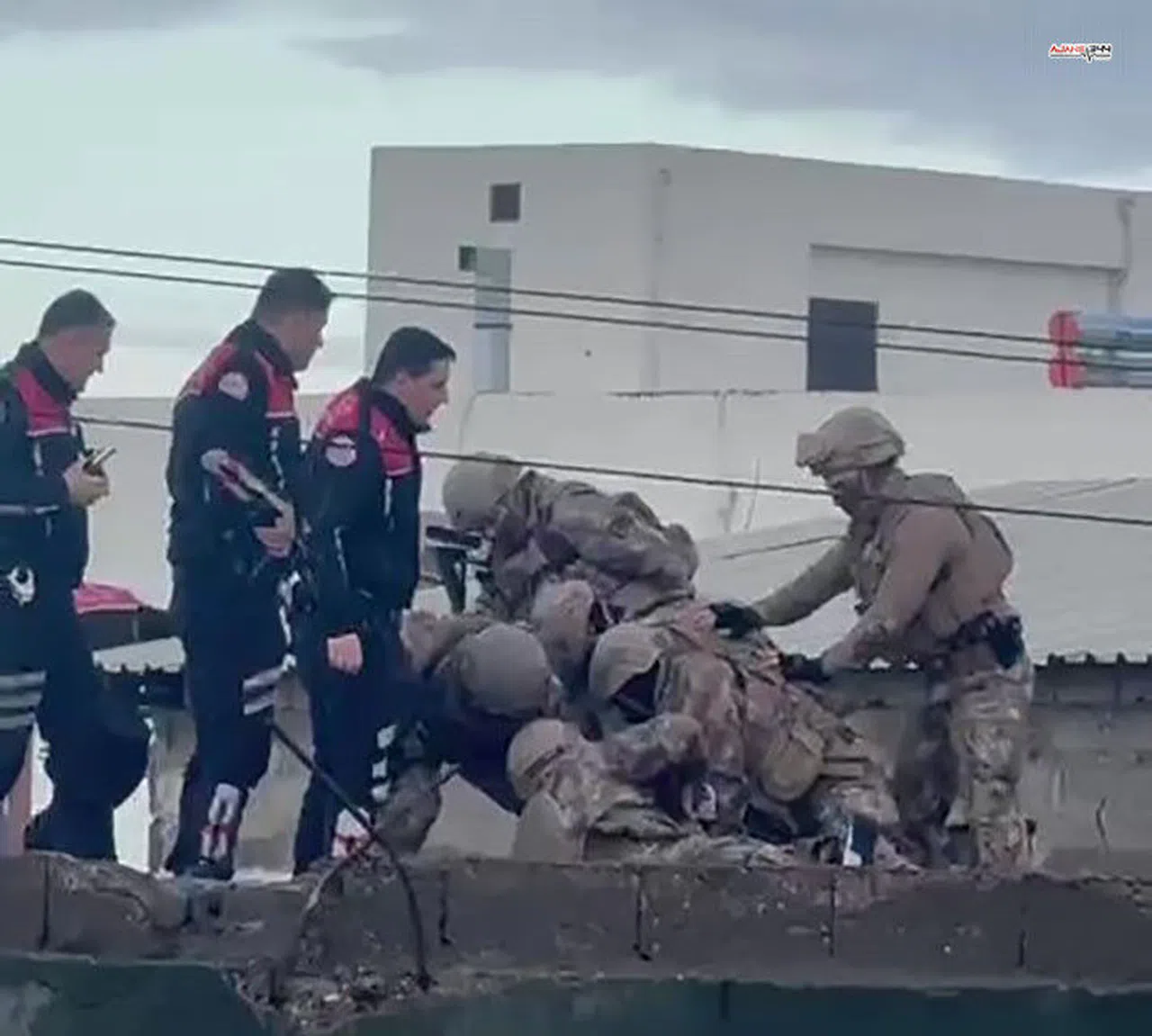 Eski çalıştığı iş yerini basıp 4 kişiyi vuran şahıs çatıda yakalandı