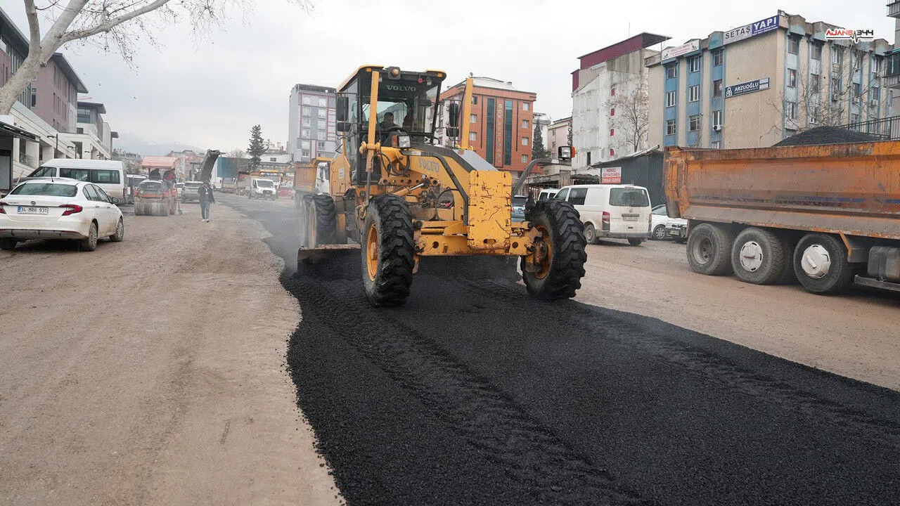 Kahramanmaraş’ta Hükümet Bulvarı sıcak asfaltla yenileniyor