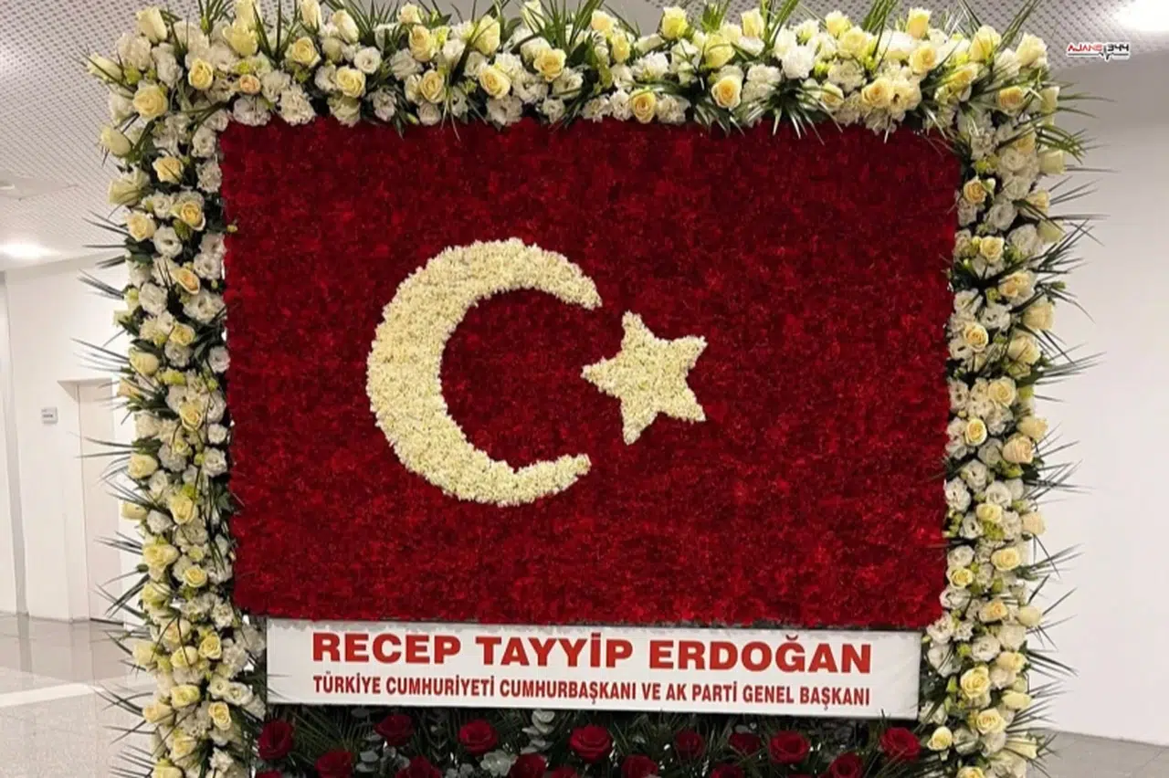 Cumhurbaşkanı Erdoğan'dan kuruluşa özel MHP'ye 57 gül