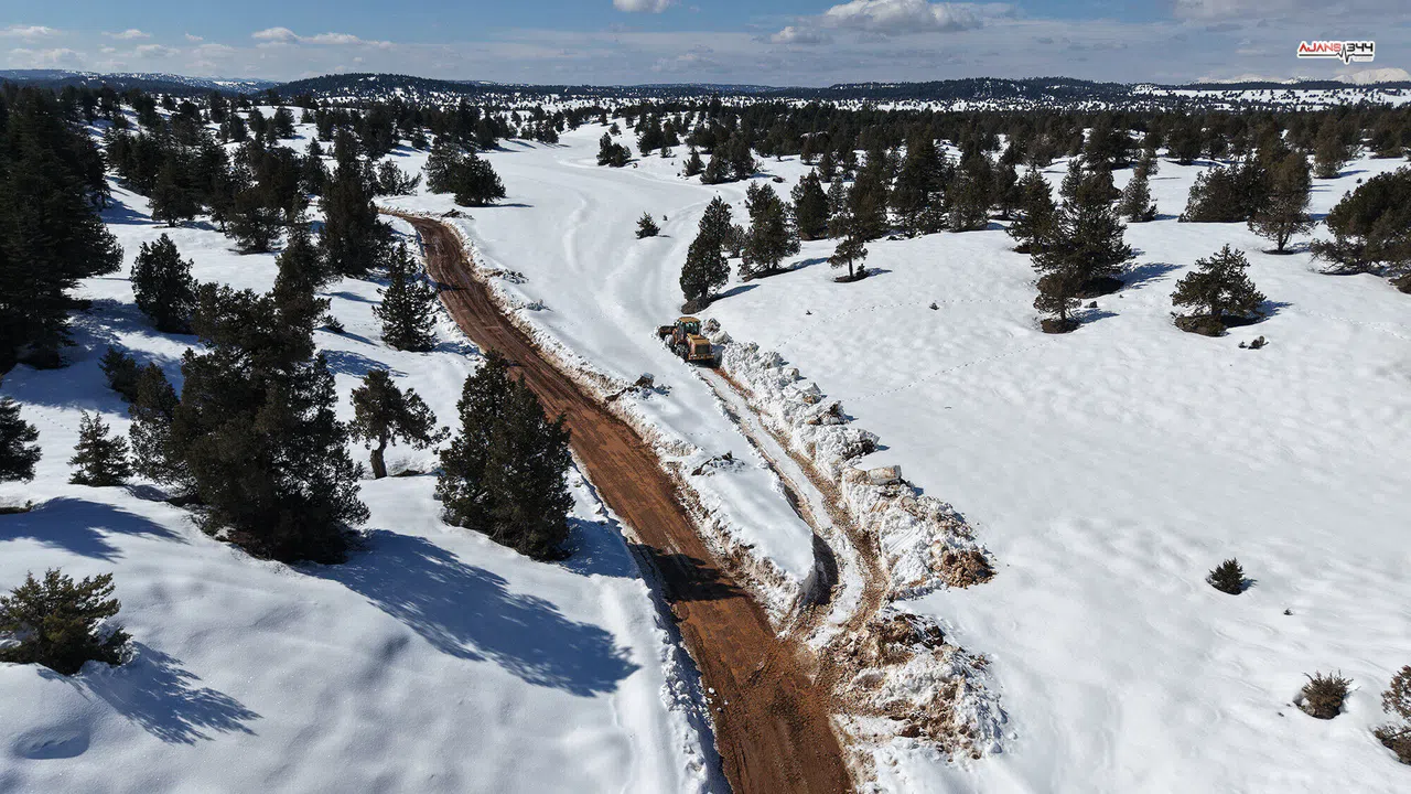 Göksun’da kar küreme ve heyelan temizliği aralıksız devam ediyor