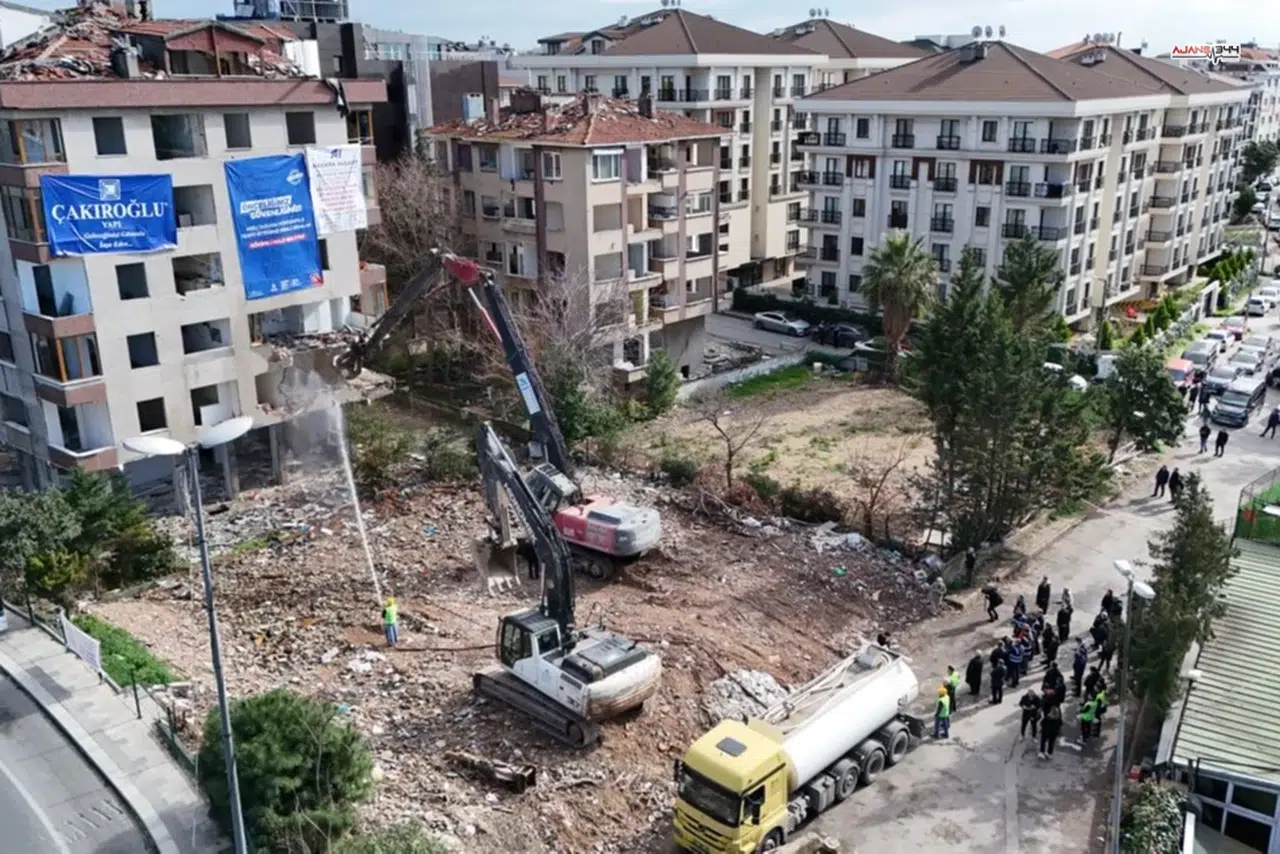 Belediye yüksek riskli binayı yıktı