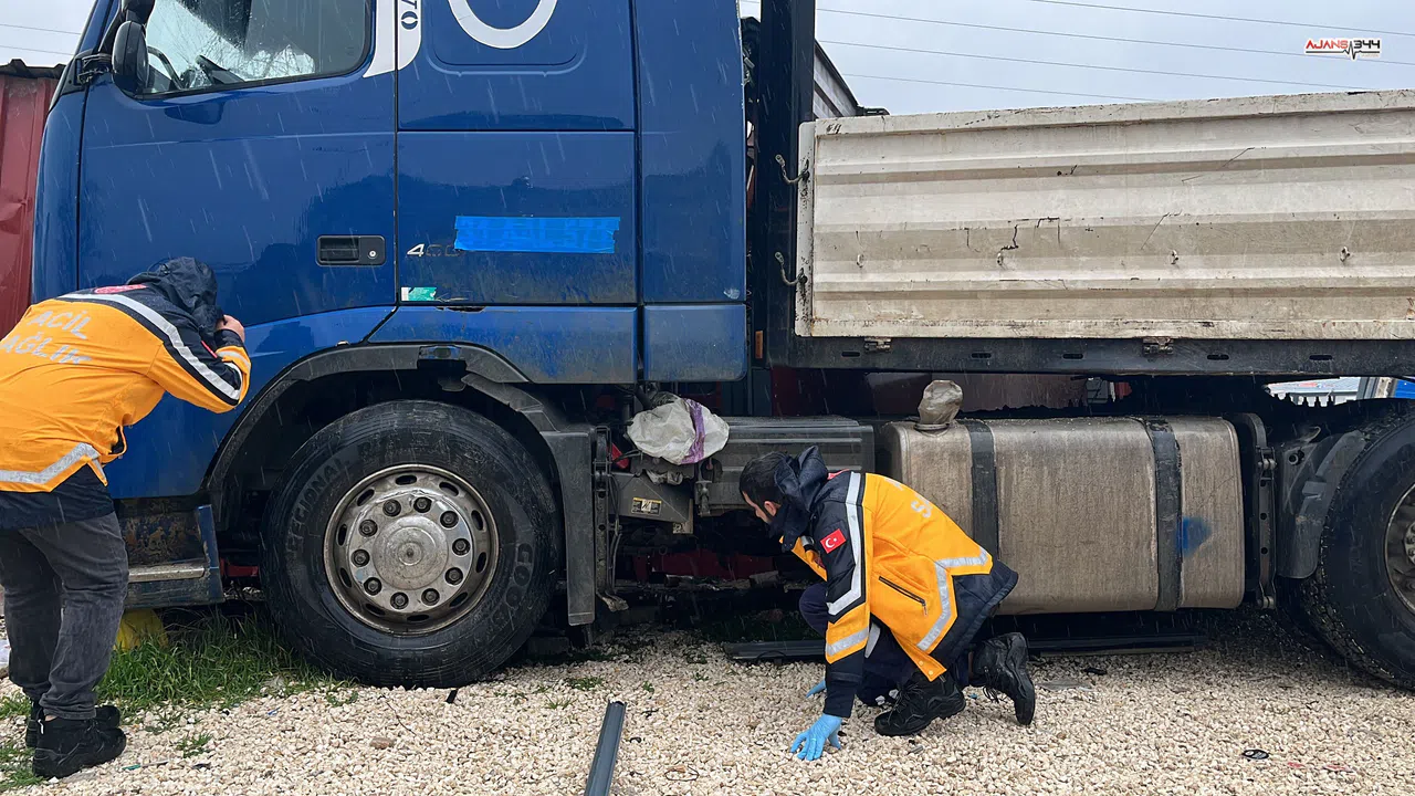 Otobüsle çarpışan tır, barakaya daldı