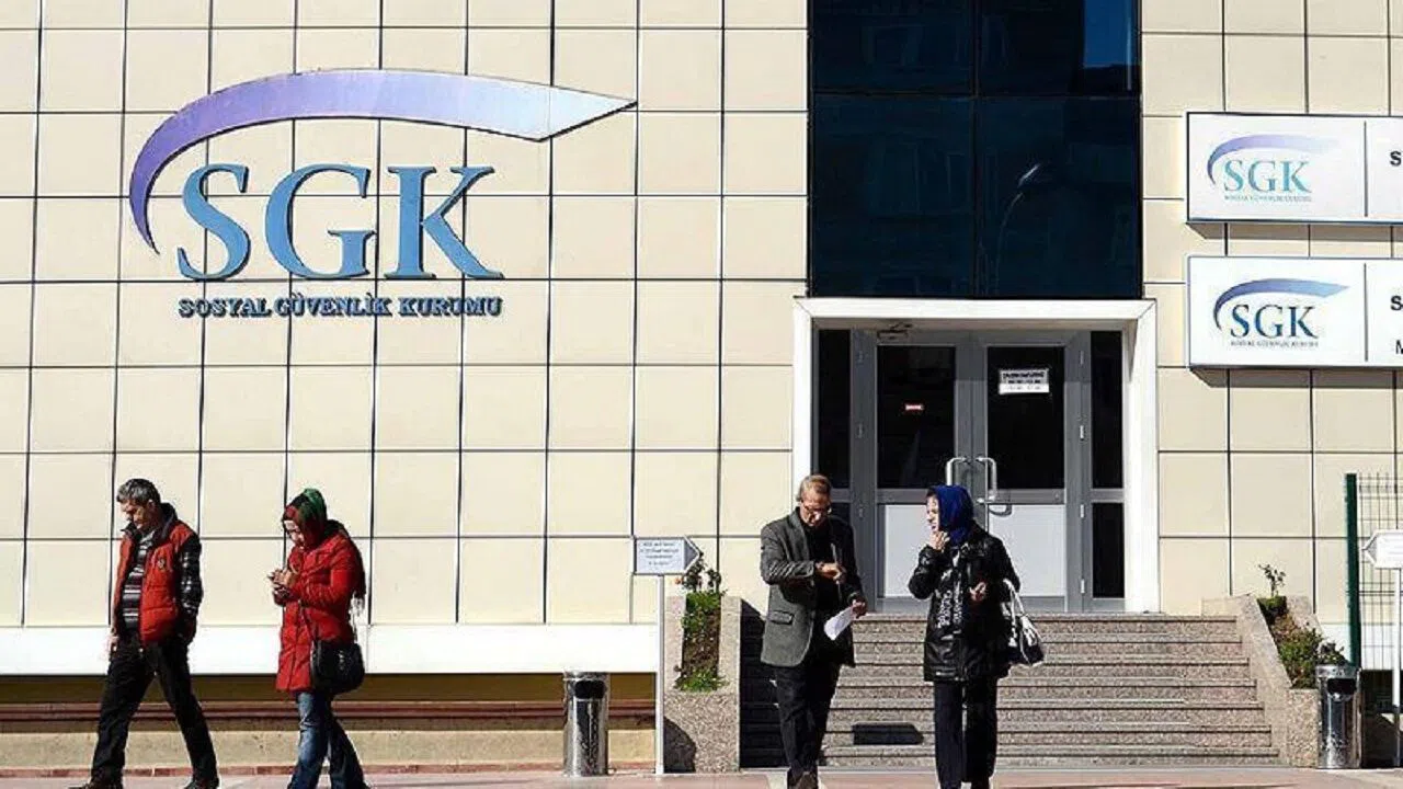 SGK binlerce kişinin emekli maaşını kesecek: Bu kapsama girenler dikkat!
