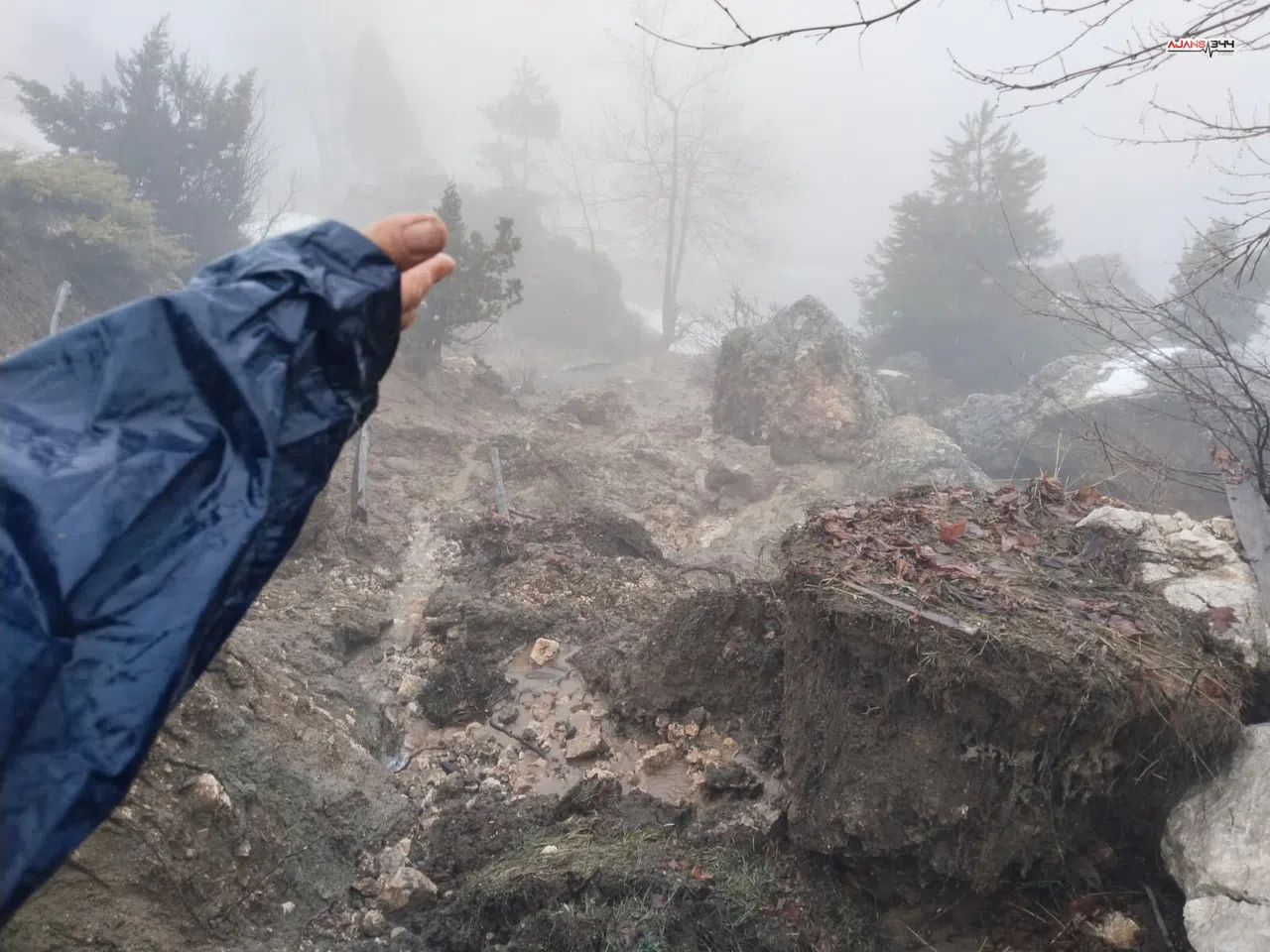 Köşürge Köyü'nde Sağanak Yağış Kayaları Evin Üzerine Yuvarladı