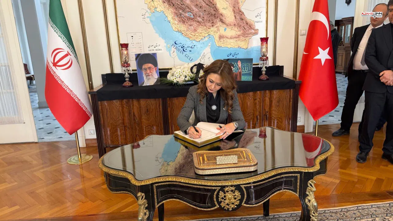 Kahramanmaraş Milletvekili Karakoç İran Taziye Defterini İmzaladı