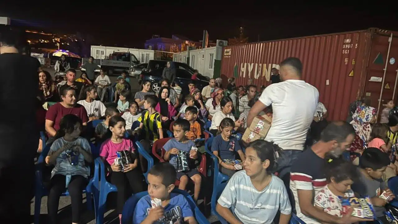 Depremzede çocuklar sinema etkinliğinde buluştu  