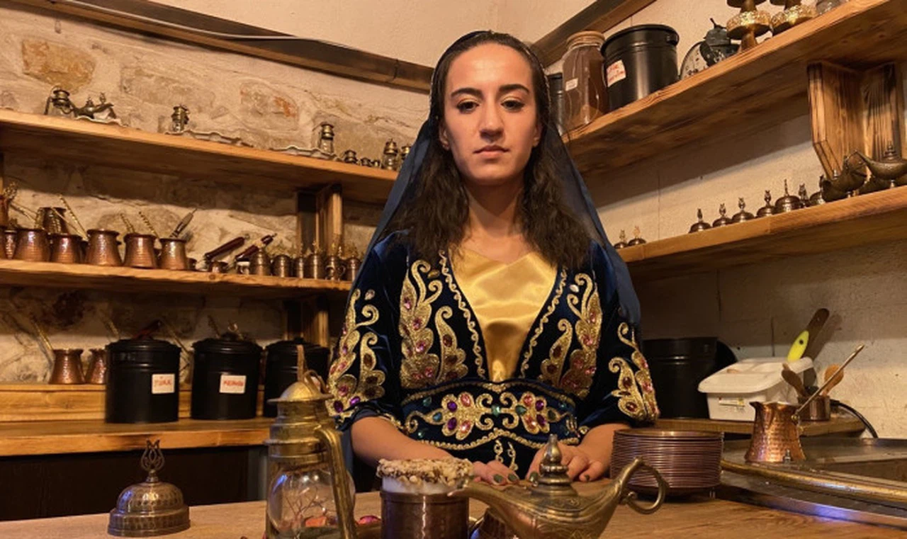 5 asırlık Kapalı Çarşı’yı gezenler Hışır Han’ın serin avlusunda tarihe tanıklık ediyor