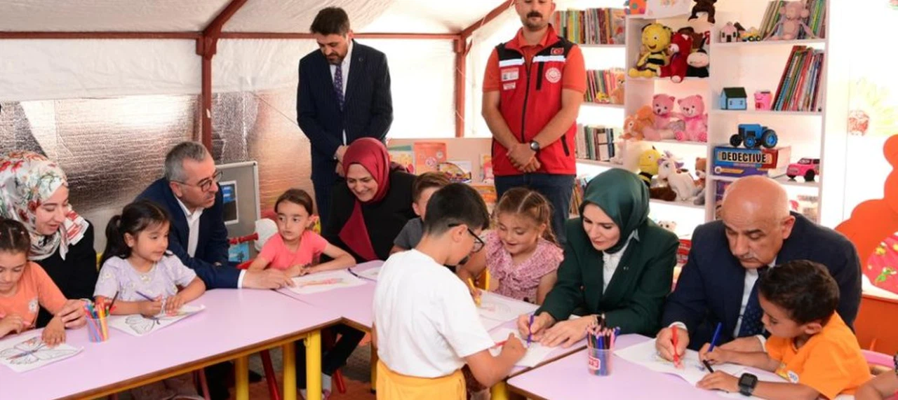 Bakan Göktaş Karacasu Geçici Barınma Merkezi’ni Ziyaret Etti