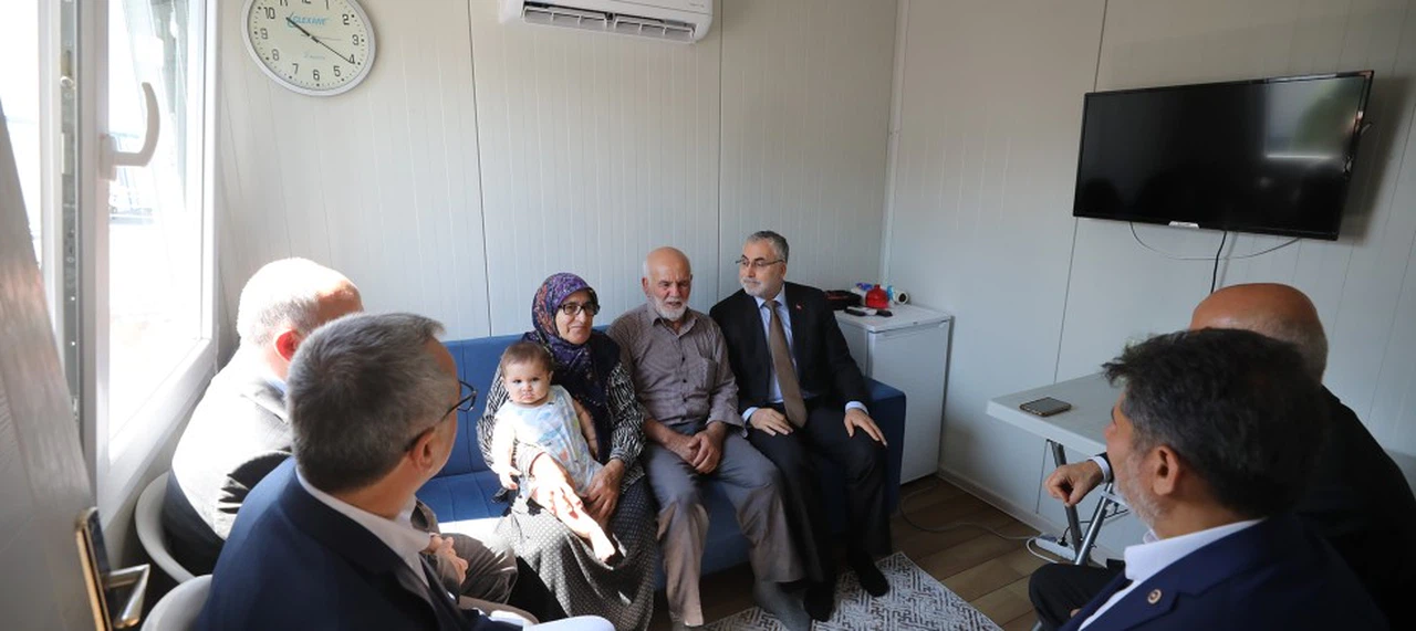 Bakan Işıkhan ve Başkan Güngör, Depremzedelerle Buluştu
