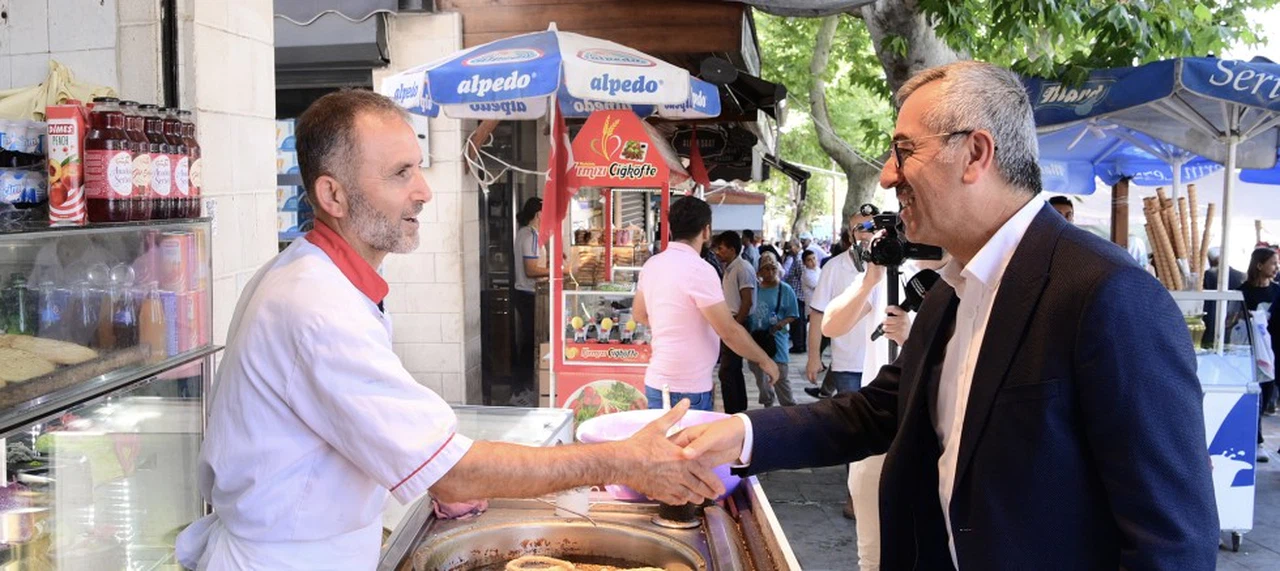 Başkan Güngör, Esnafın Yanında