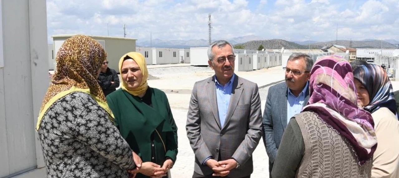 Başkan Güngör, Göksun Konteyner Kentte Depremzedelerle Bir Araya Geldi