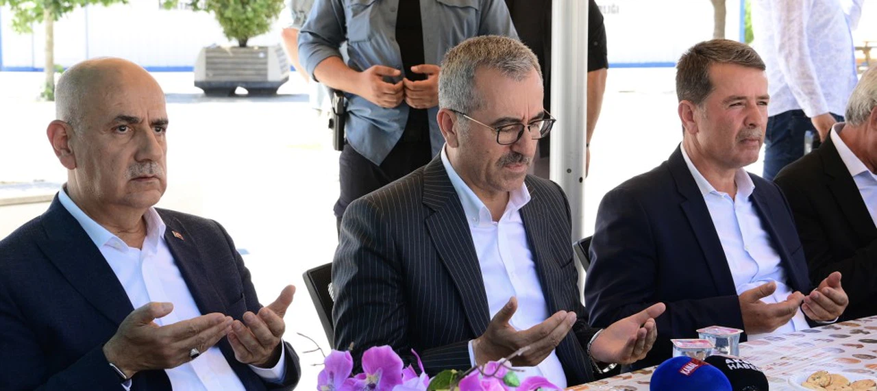 Başkan Güngör, Türkoğlu’nda Vatandaşlarla Bayramlaştı
