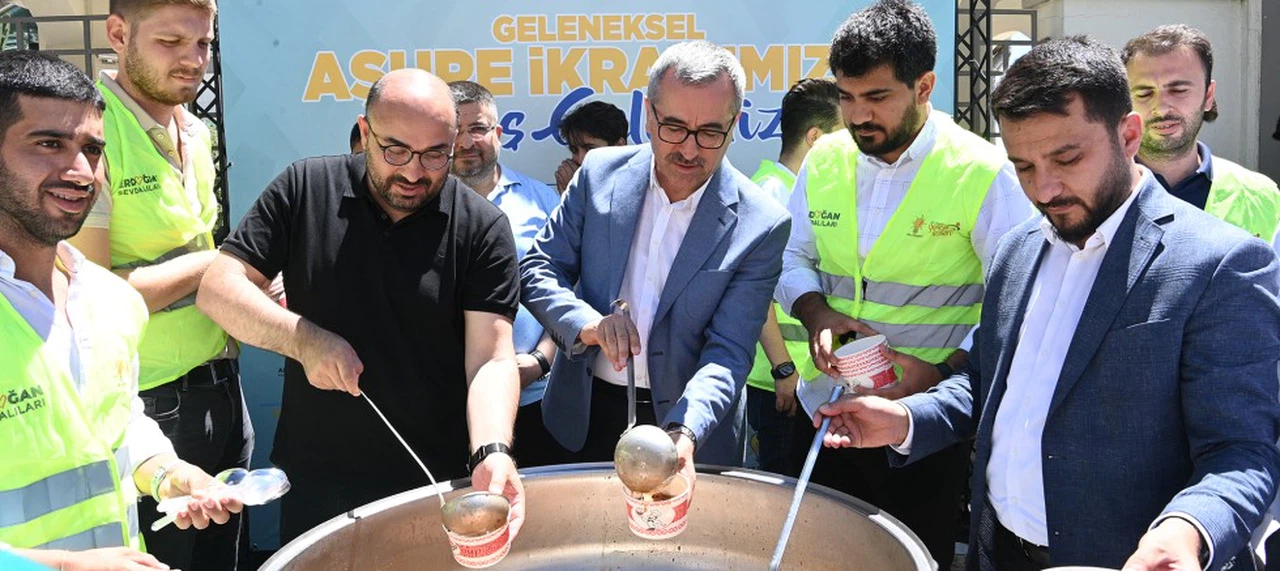 Başkan Güngör, Vatandaşlara Aşure İkramında Bulundu