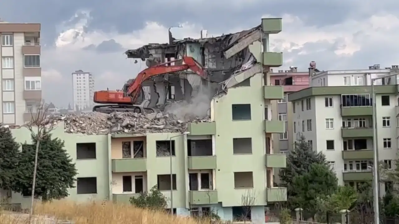 Binevler Huzurevi Yanındaki Bina Yıkımına Başlandı: Depremin İzleri Siliniyor