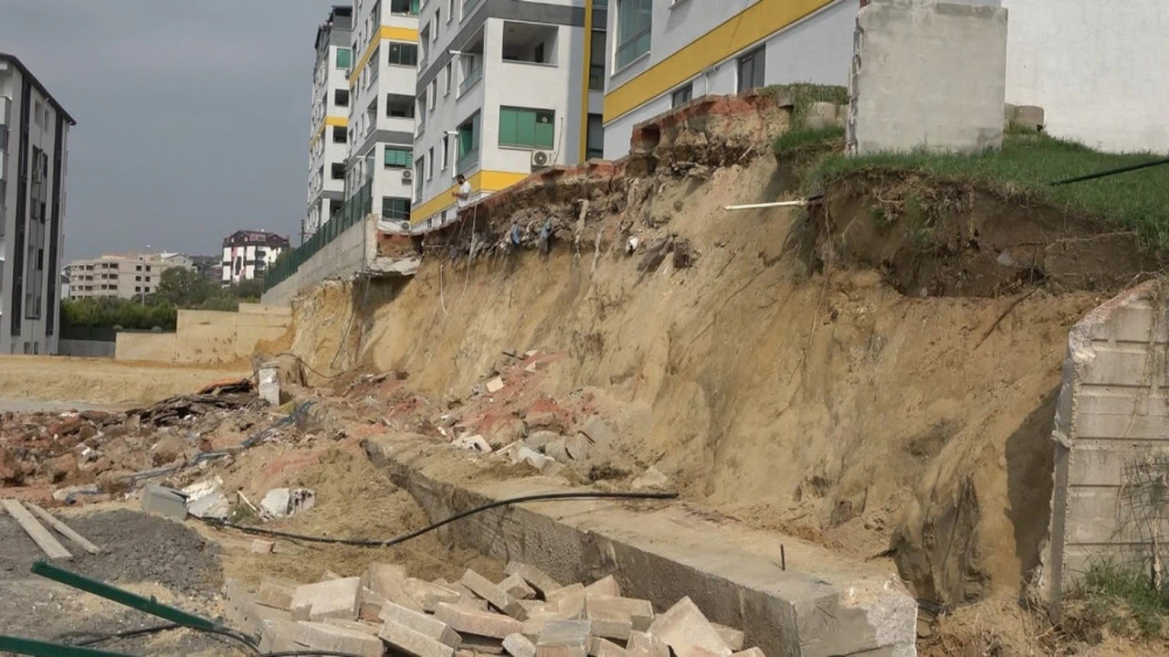 Bursa'da 8 Katlı Sitenin İstinat Duvarı Çöktü: Apartman Sakinleri Panikte