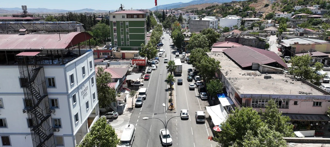 Büyükşehir Türkoğlu’nda İstiklal Caddesi’ni Yeniledi