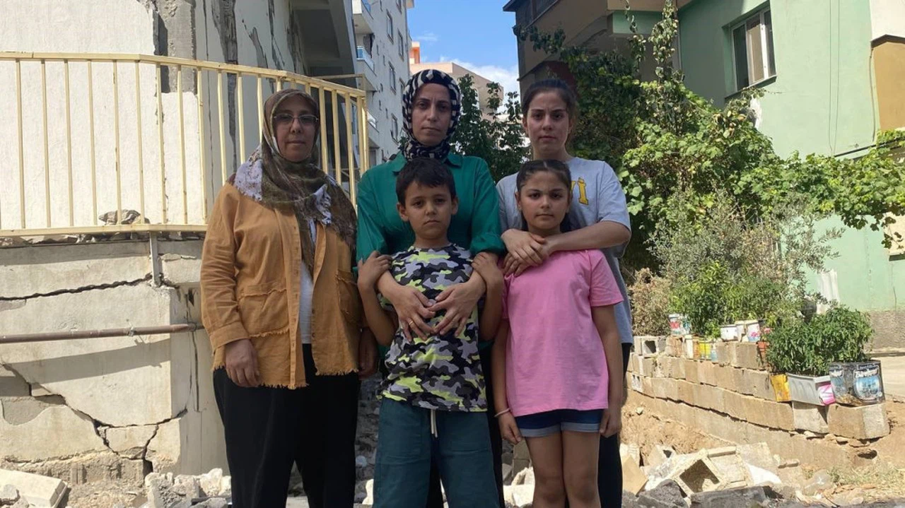  Depremde hasar alan bina korkutuyor 