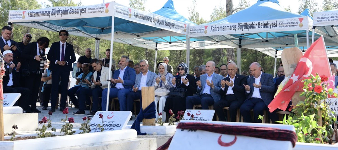 Depremde Hayatını Kaybedenleri Kabirleri Başında Yâd Etti