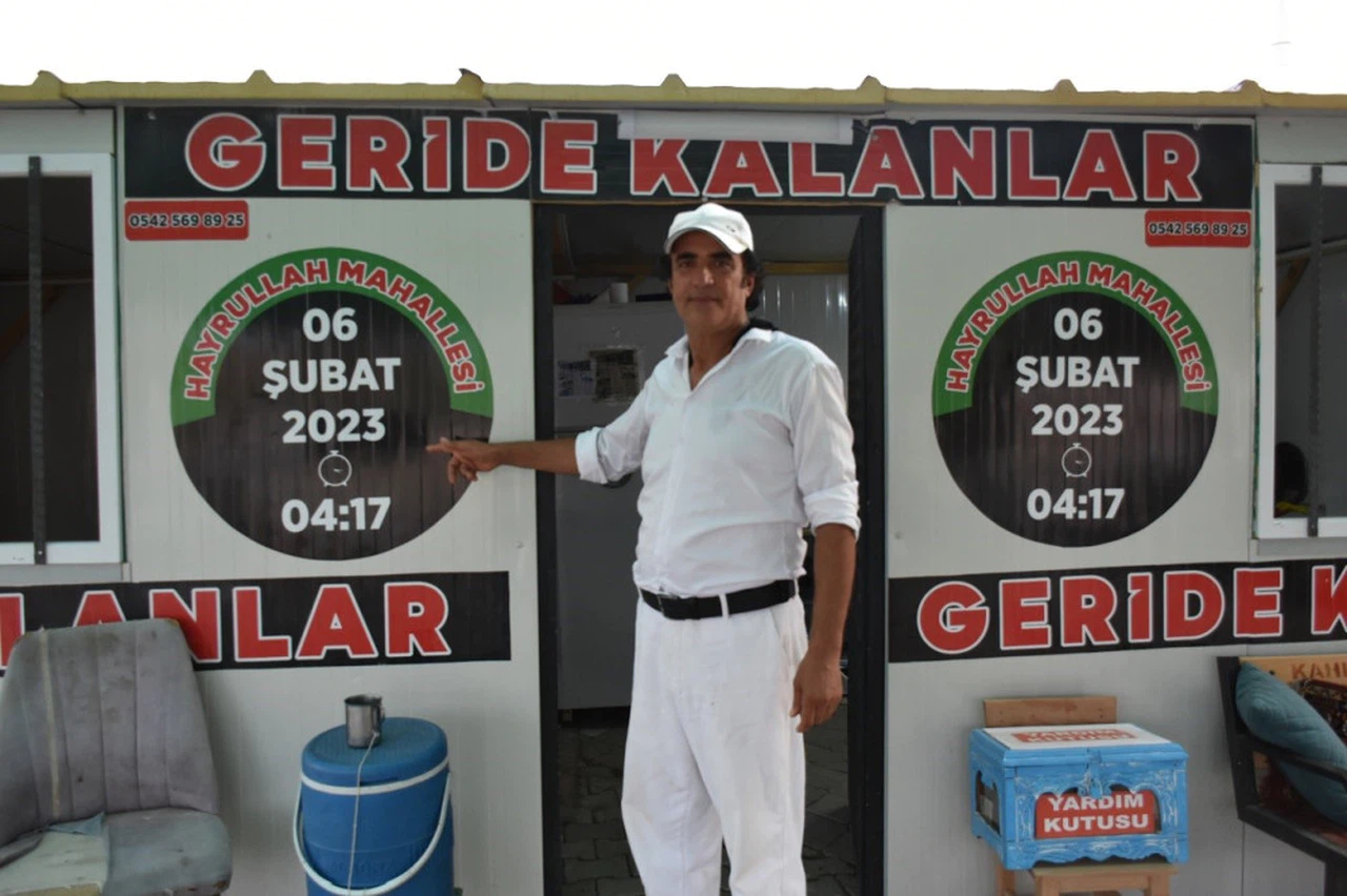 Depremde kaybettiği eşi, kızı ve mahallelileri anısına bu konteyneri açtı   