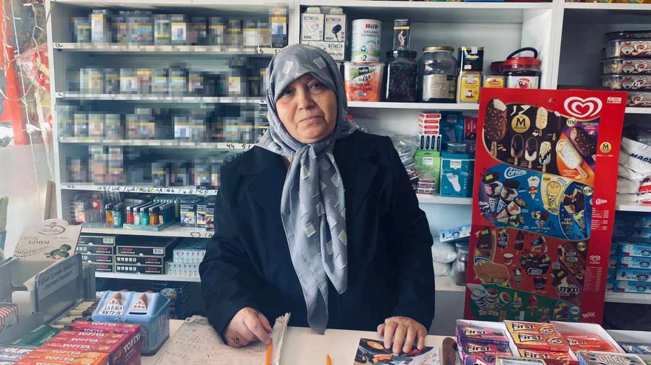 Depremzede kadın her şeye rağmen bakkalını işletiyor 