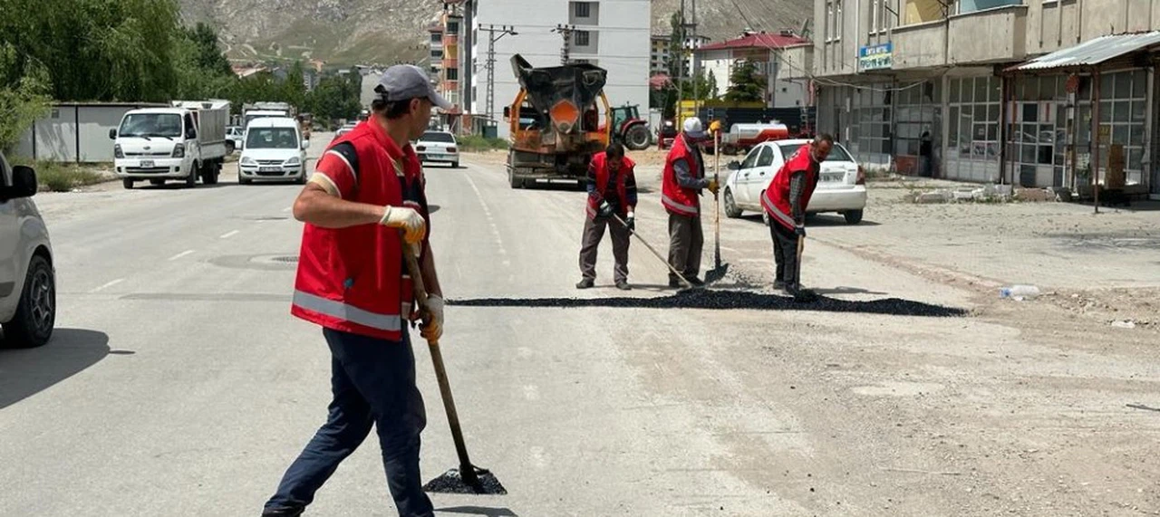 Elbistan’da hasar gören yollar onarılıyor