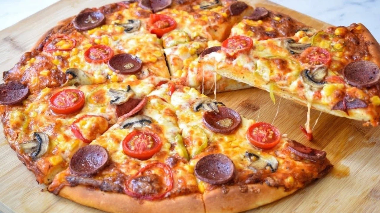 Evde İtalyan Pizza Yapmanın Sırları: İnce Hamurun Püf Noktaları!
