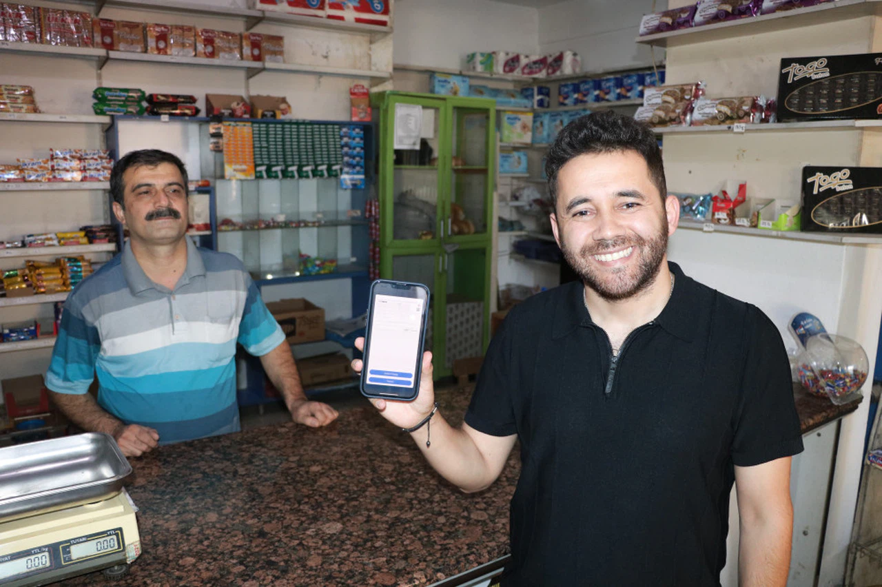 Hayır severlerden alıp ihtiyaç sahiplerine veriyor   