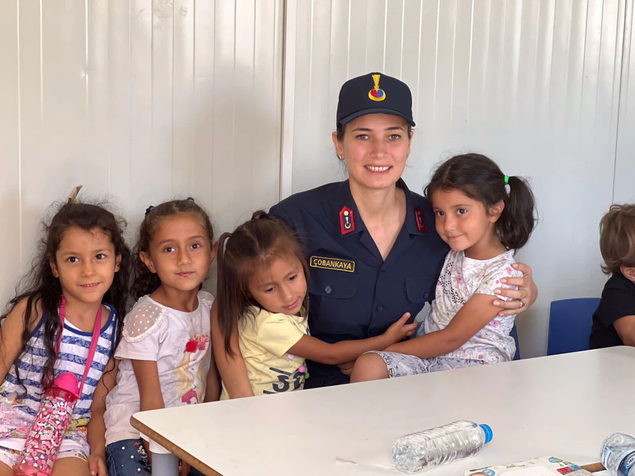 Jandarma ekiplerinden öğrencilere hediye   