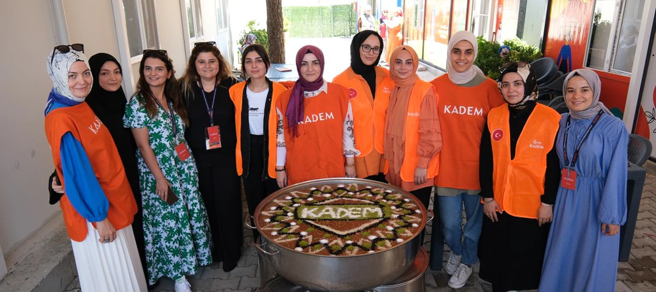 KADEM, Kahramanmaraş’ta Depremzedelere Aşure İkram Etti