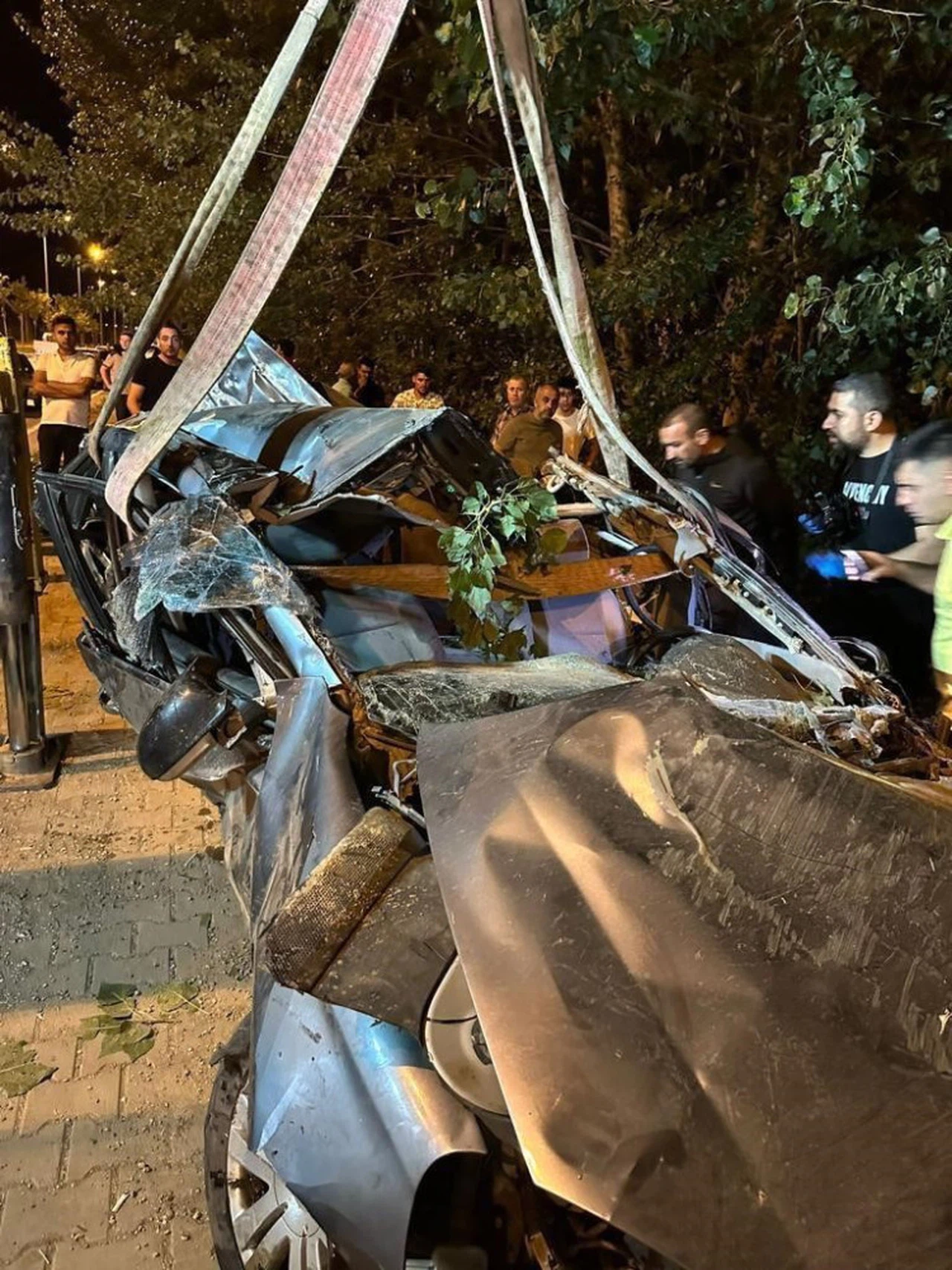 Kağıt gibi ezilen otomobil 3 gence mezar oldu 