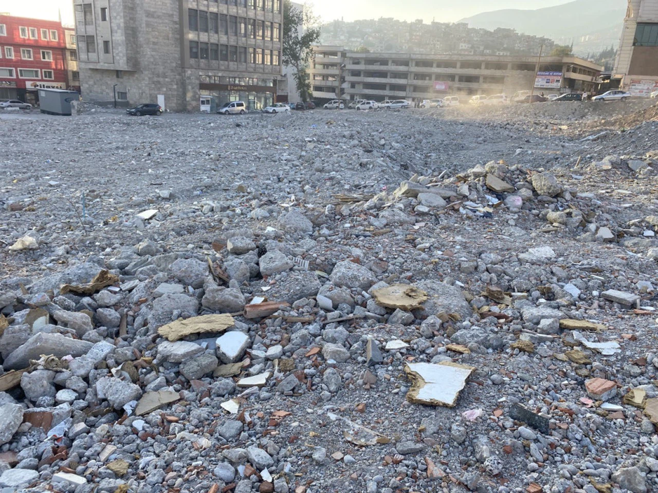 Kahramanmaraş’ta 85 iş yerinin bulunduğu handan geriye boş bir arazi kaldı 
