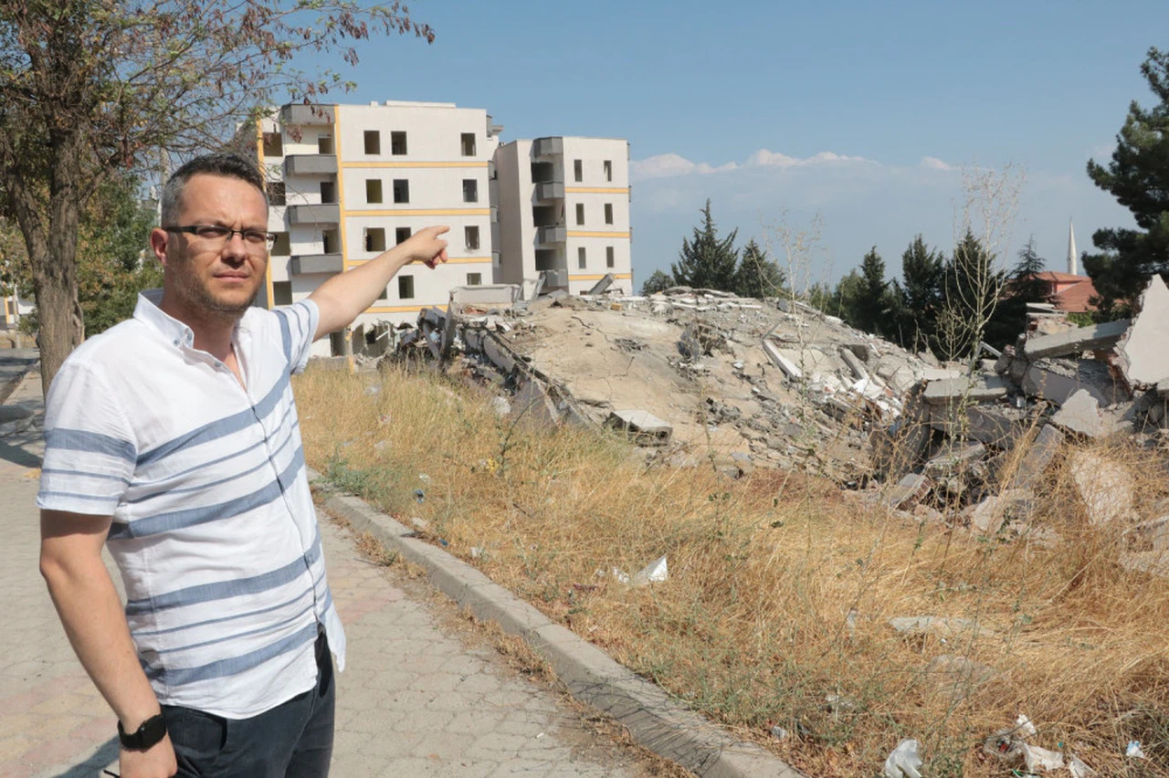 Kahramanmaraş'ta ağır hasarlı binaların yıkımı sürüyor