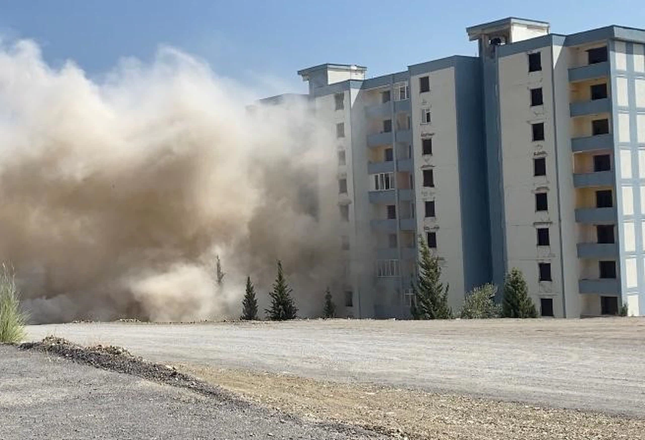 Kahramanmaraş'ta binalar dinamitle yıkımına başlandı 