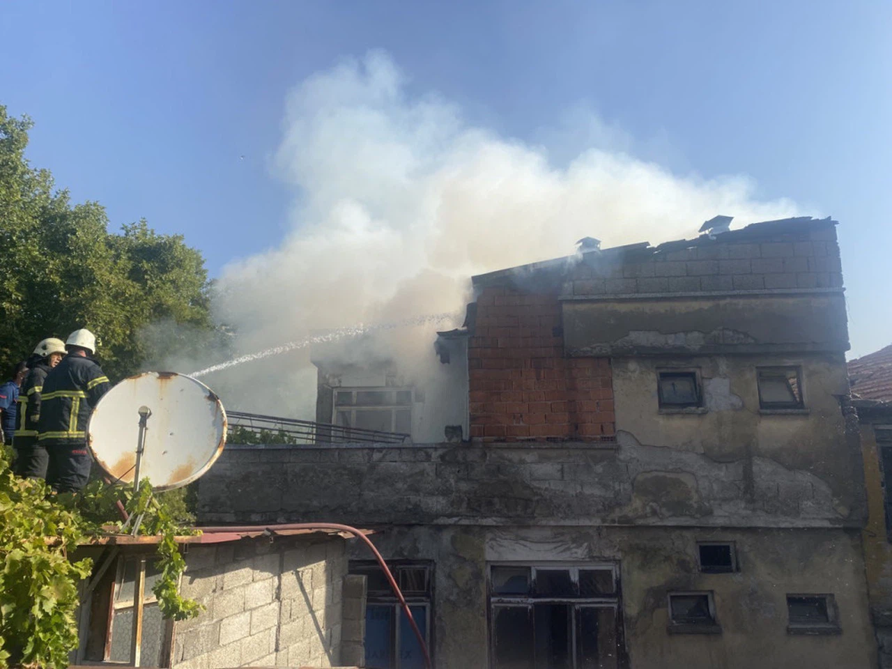 Kahramanmaraş'ta Metruk evin çatısında çıkan yangın söndürüldü     
