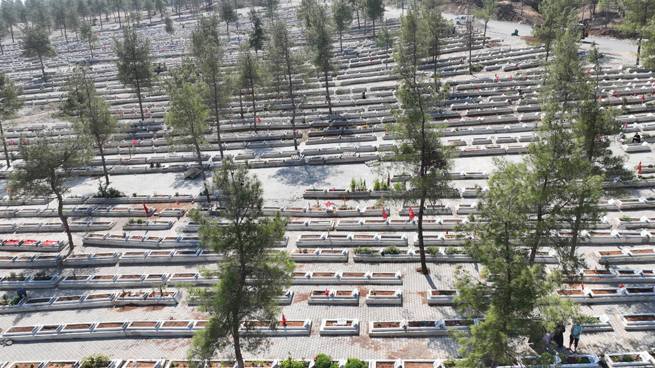 Kapıçam Şehir Mezarlığı'nda Yol Yenileme Projesi Hızla İlerliyor
