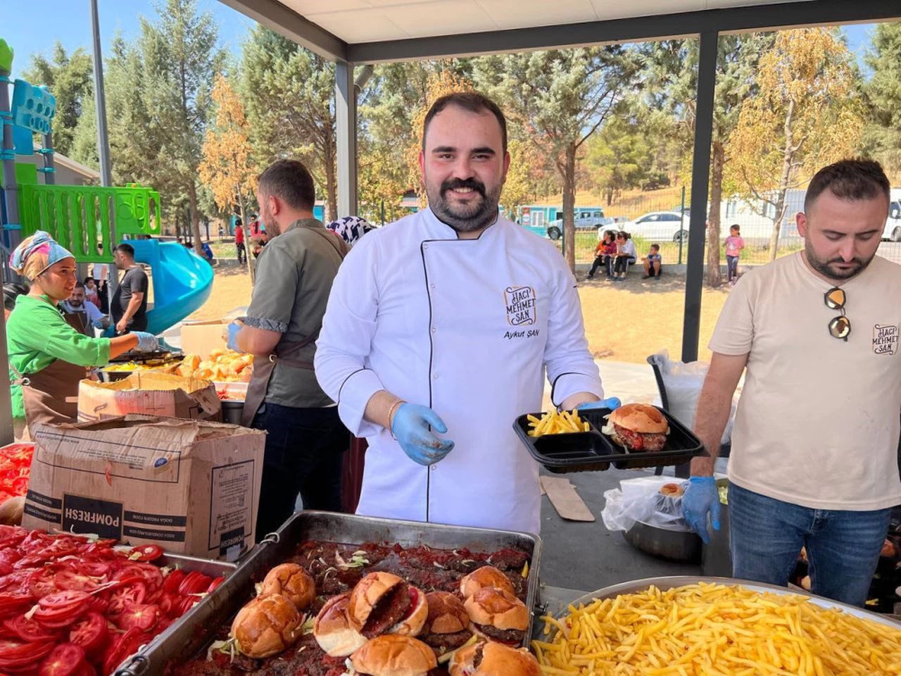 Konteyner kentte yaşayan vatandaşlara hamburger ikramı