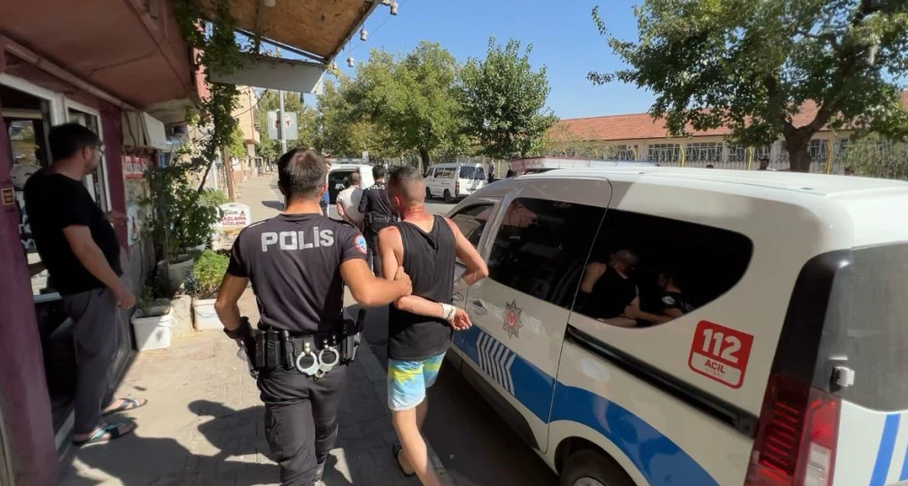 Önce polisle tartıştılar, sonra polisin elinden su içtiler  