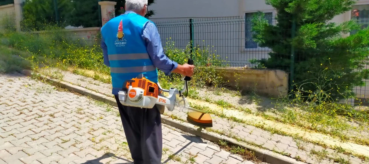 Onikişubat’ta yabani otlar temizleniyor, sokaklar estetik bir görünüme kavuşuyor
