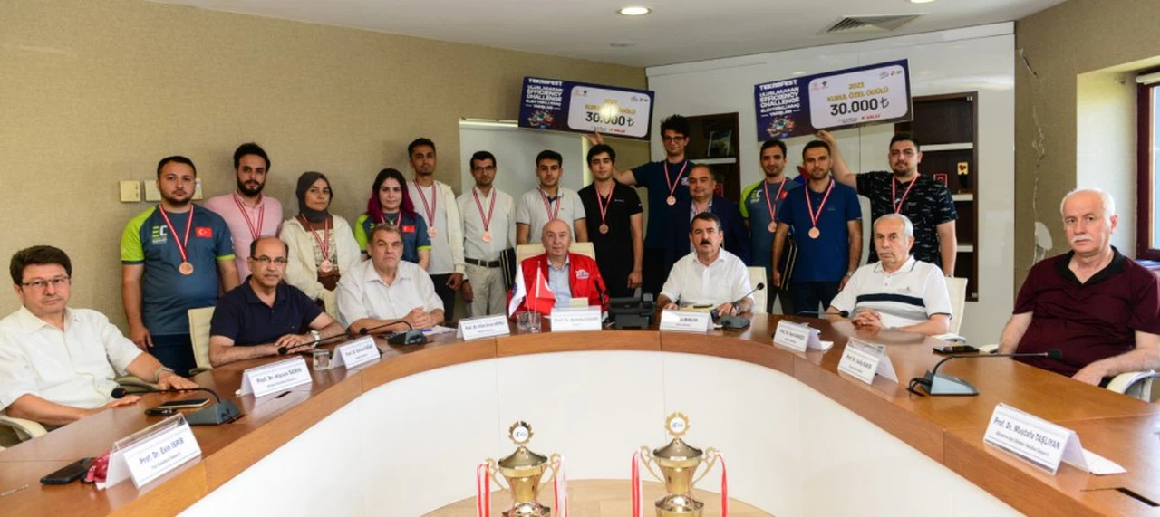 Rektör Yasım TEKNOFEST 2023’ten Ödülle Dönen Proje Ekiplerini Tebrik Etti
