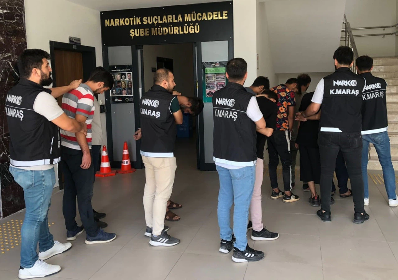 Uyuşturucu sattığı öne sürülen 5 şüpheli tutuklandı   