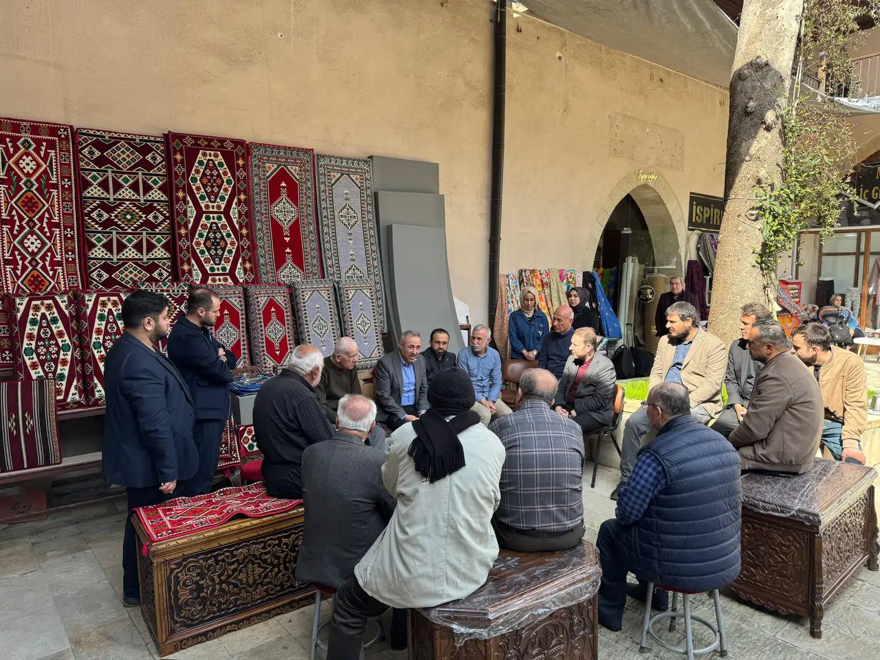 Vekil Karatutlu Kapalı Çarşı'da Esnaflarla Buluştu