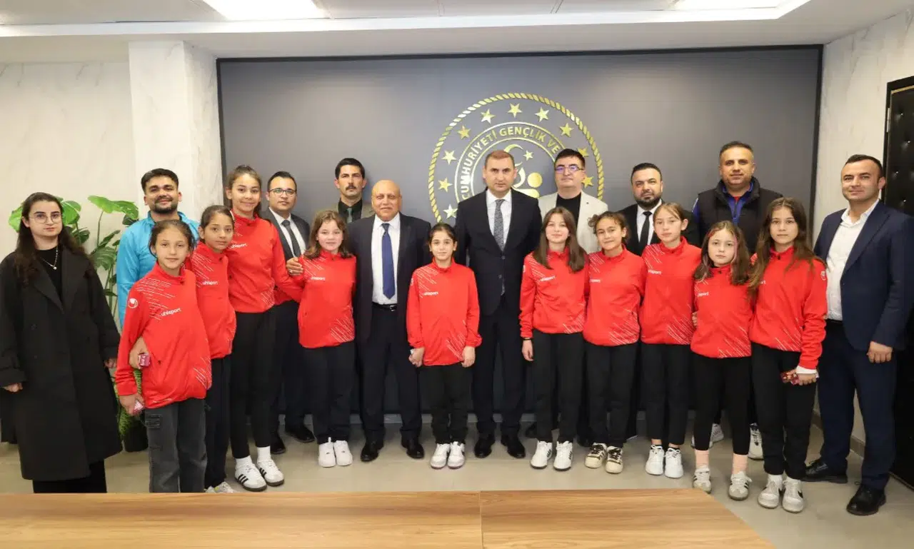 Çağlayancerit Ortaokulu Voleybol Takımı Namağlup Şampiyon Oldu
