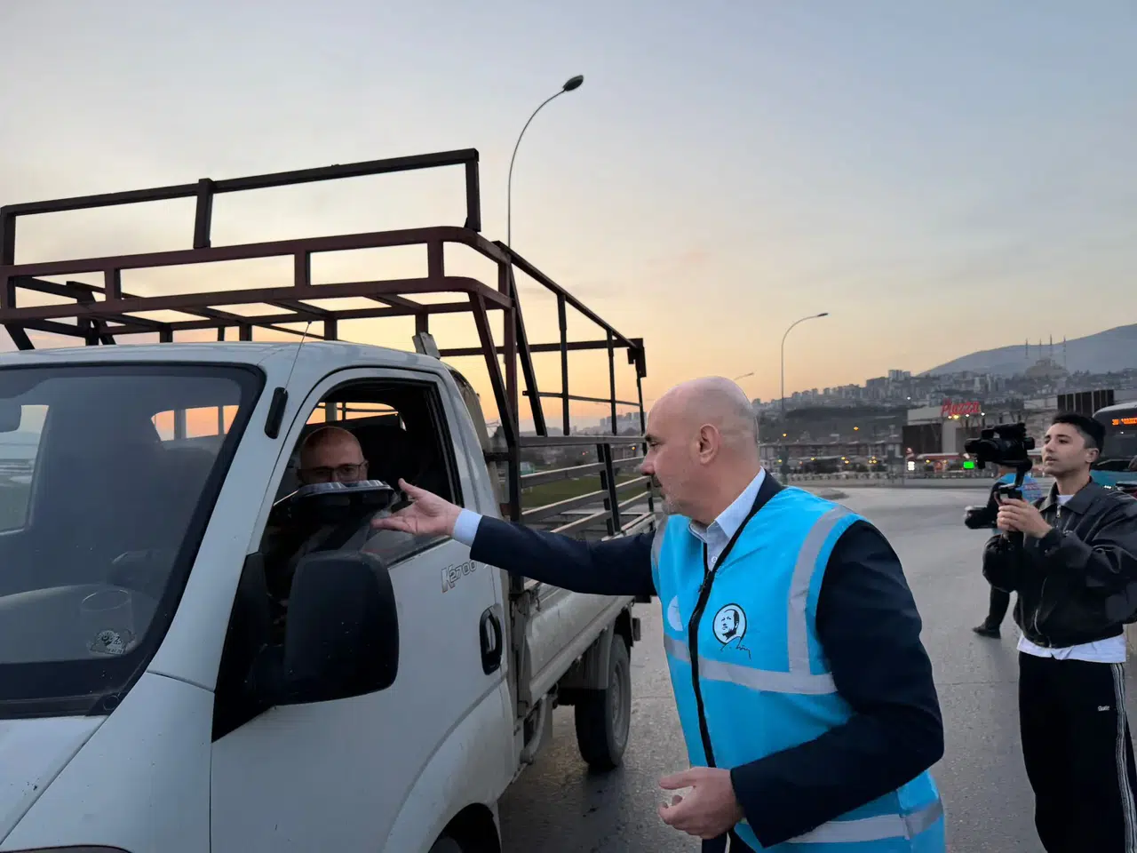 AK Parti'den İftara Dakikalar Kala Anlamlı İkram