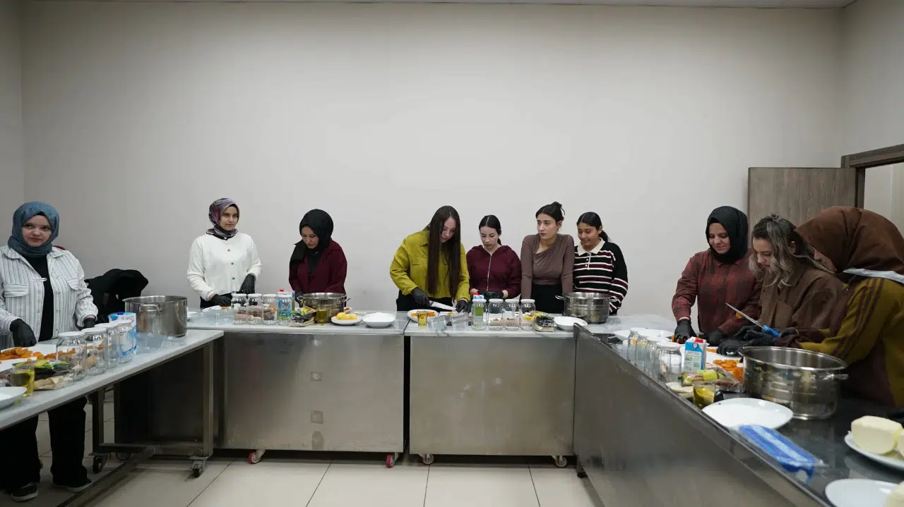 Pusula Maraş’tan geleneksel hoşaf ve çörek atölyesi