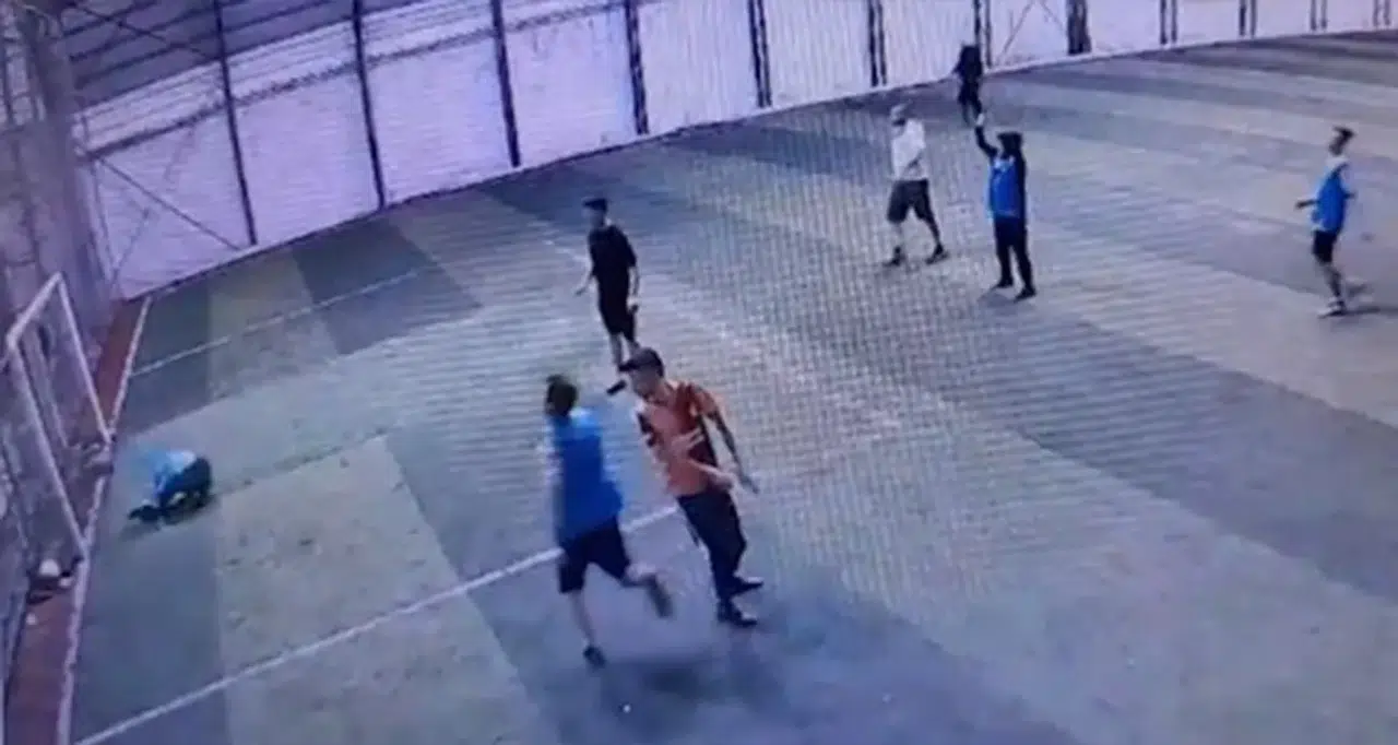 Arkadaşlarıyla gittiği halı saha maçında hayatını kaybetti